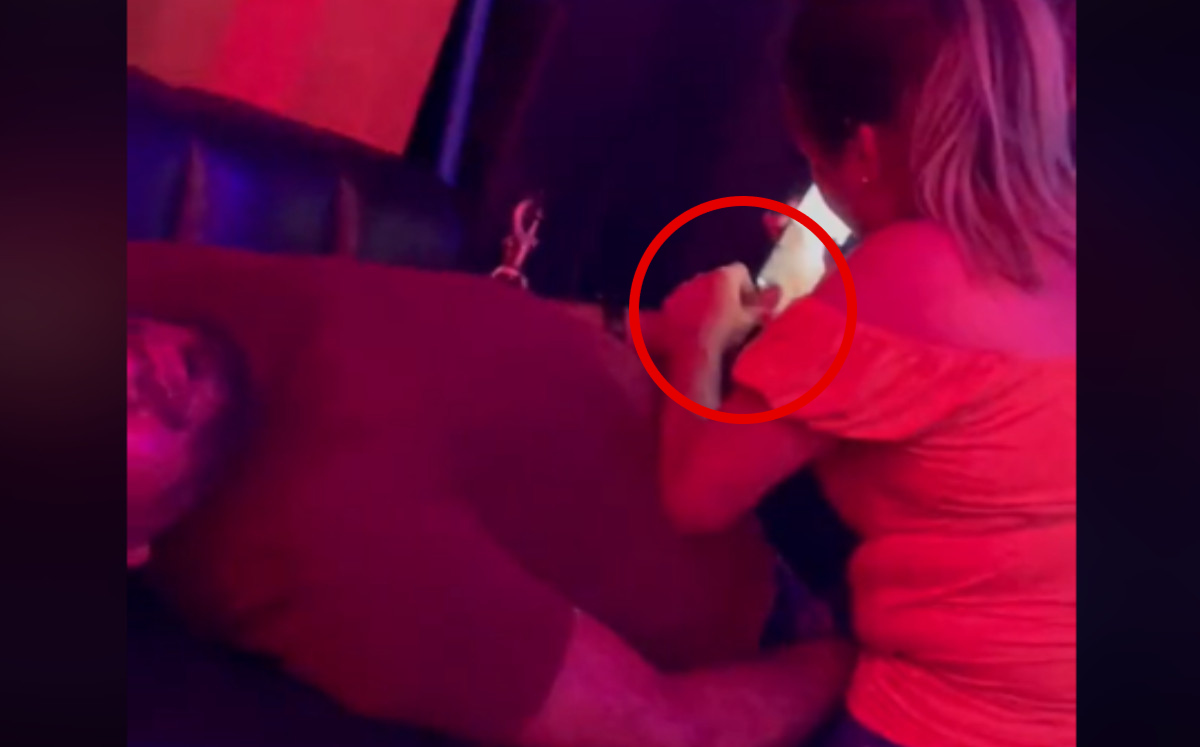 Mujer intenta desbloquear teléfono de hombre dormido en bar (Especial).