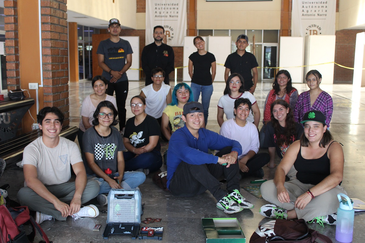 Este taller les da a los jóvenes dos horas de relajación y convivencia con los demás alumnos. (Claudia Luévano)