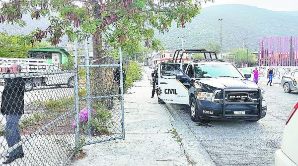Una unidad de Fuerza Civil resguardó el acceso principal a la escuela durante el día de ayer.