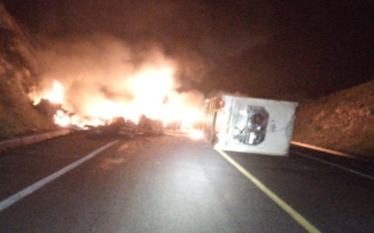 la cabina del tráiler y una de las dos plataformas quedaron envueltas en llamas. | Carlos López