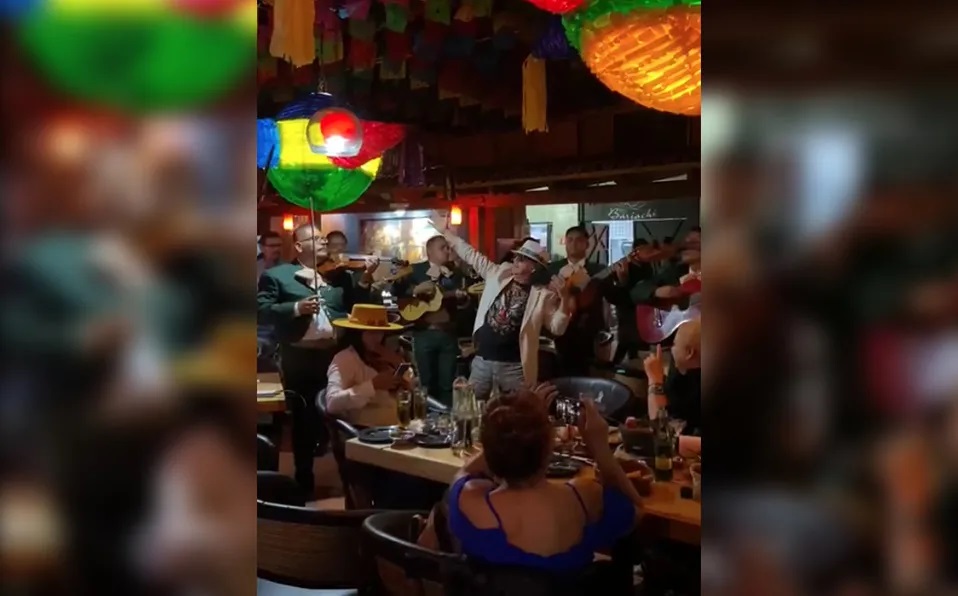 Carlos Santana fue captado de fiesta en Casa Bariachi. (Especial)