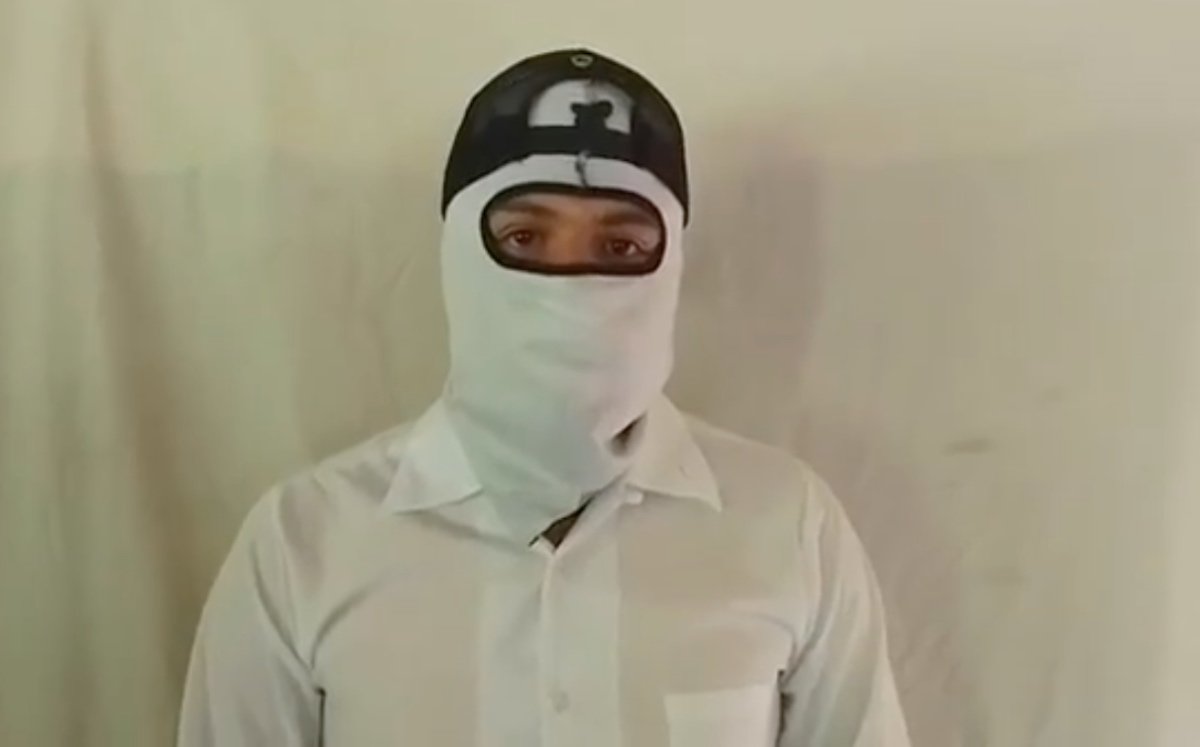 El hombre que se identificó como 'El Chueco'. (Captura)
