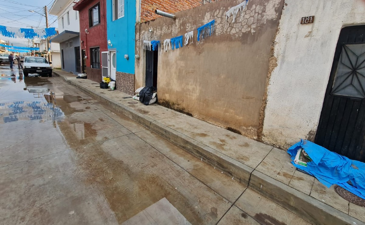 Familias de Tototlán colocan costales para evitar la inundación (Juan Carlos Munguía)