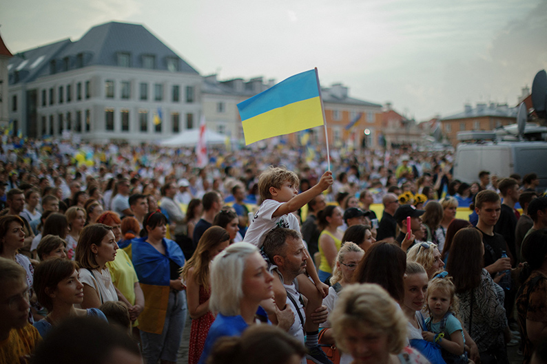La gente participa en una manifestación en el casco antiguo de Varsovia, Polonia para conmemorar el día de la Independencia de Ucrania. |Reuters