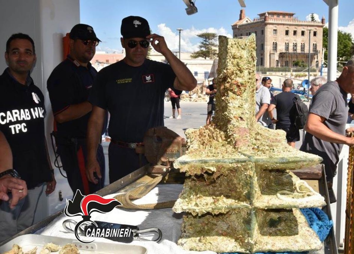 El hallazgo será entregado a los funcionarios de la Superintendencia del Mar en Sicilia. (EFE)