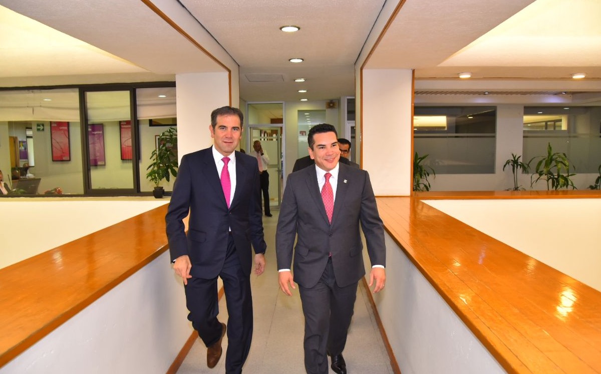 Lorenzo Córdova y Alejandro Moreno tras una reunión. | Twitter