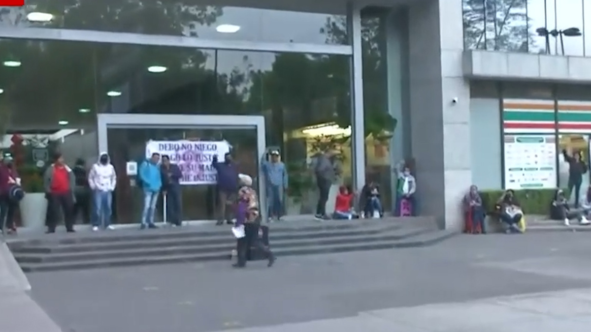 Manifestantes bloquean la Plaza Polanco por altos cobros de intereses bancarios