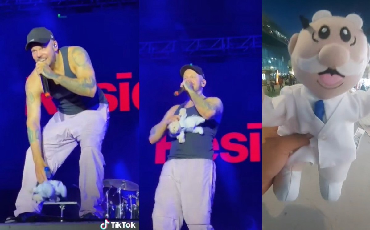 Residente recibe peluche del Dr. Simi en concierto de la Fenapo 2022. (@en_botero)