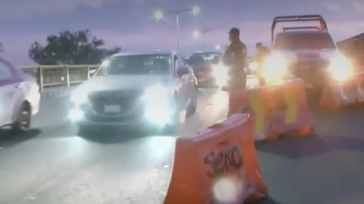 En CdMx, vialidad es afectada por un socavón