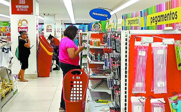 A unos días de que inicie el próximo ciclo escolar, las personas se preparan ya con lo necesario para sus hijos. érik rocha