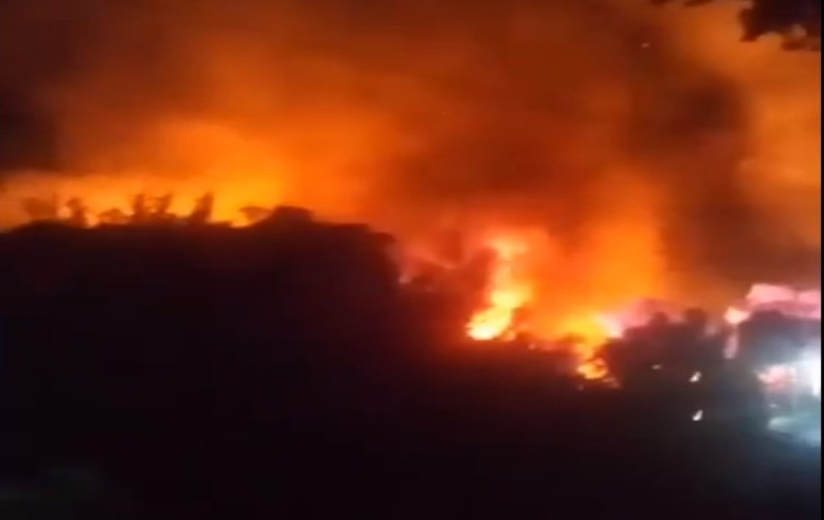 Las viviendas alrededor del incendio tuvieron que ser evacuadas. (Especial)
