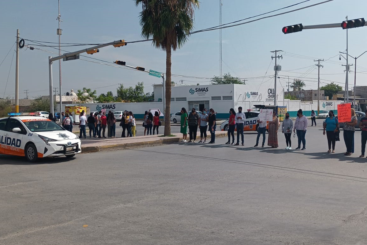 Maestros del SNTE realizan protestan simultáneas en Torreón, por adeudo de ahorro. |