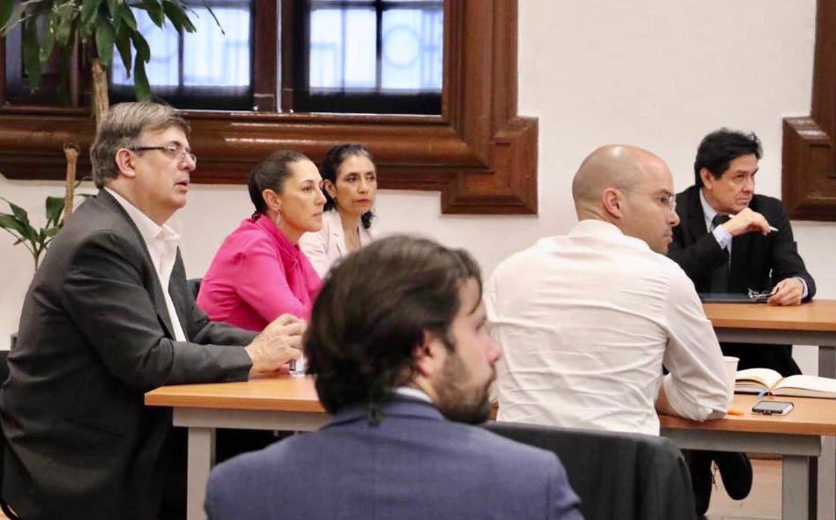 Marcelo Ebrard y Claudia Sheinbaum en una reunión. | Twitter