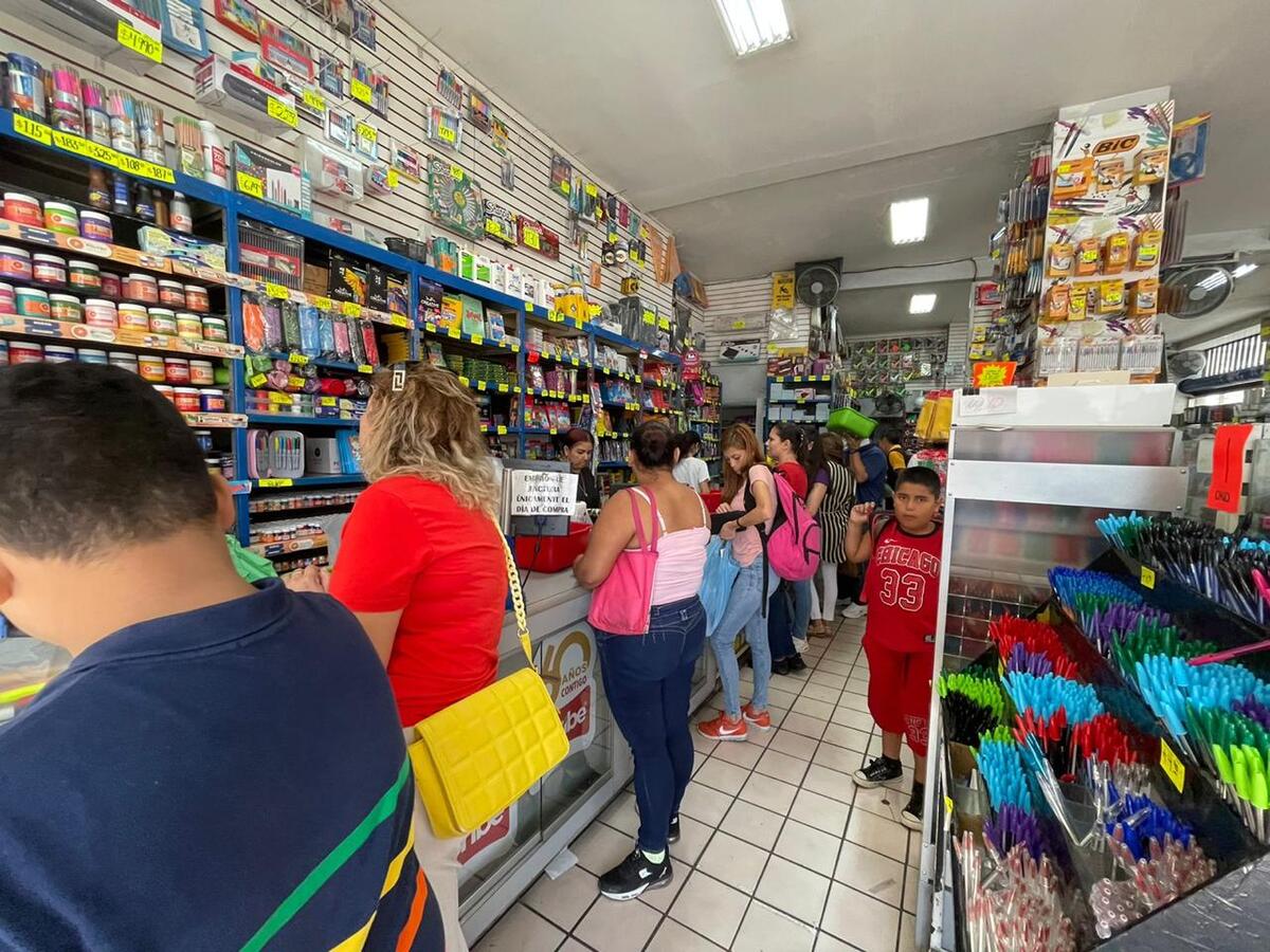 Padres de familia dejan las compras de lista de útiles escolares de educación básica al último momento. (Karla Rodríguez)