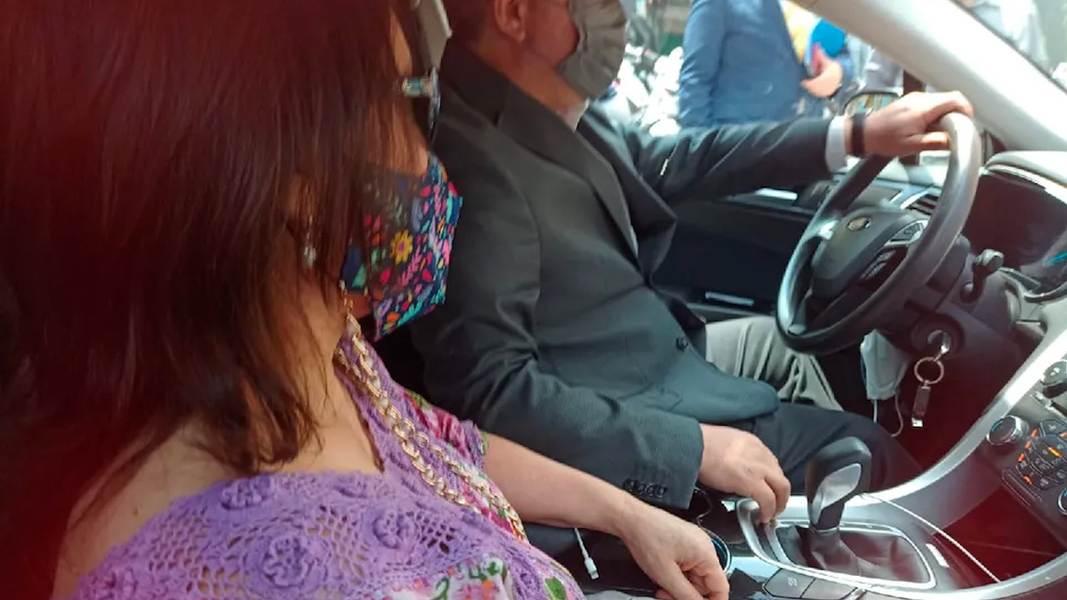 Rosario Robles firma y entrega su pasaporte en FGR