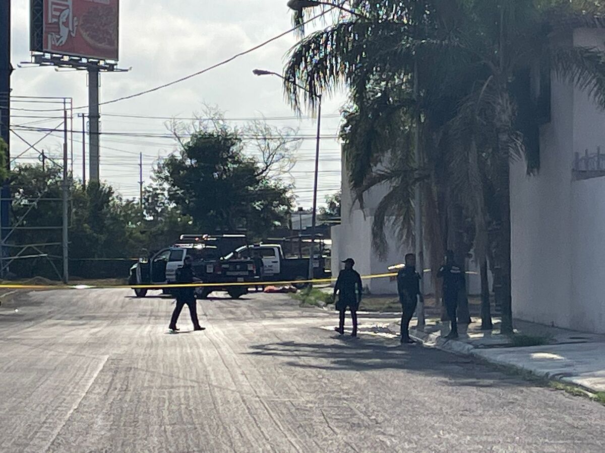 La víctima fue arrojada a un costado de la banqueta sobre la calle Emperador entre Conde y Marte. Foto: Víctor González Garza