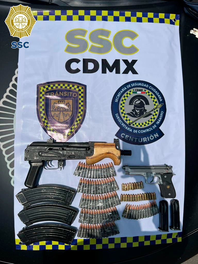 AK-47 asegurada en coche en CdMx. (Especial)