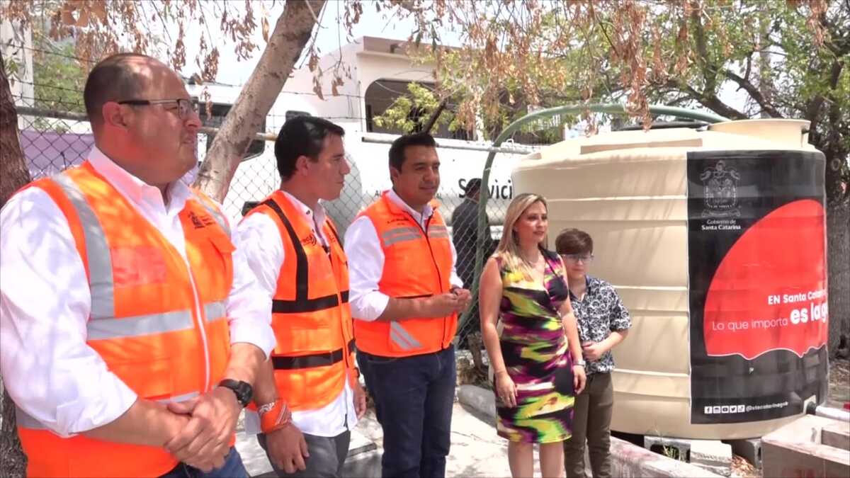 Alcalde de Santa Catarina supervisa tanques en escuelas. Foto: Especial