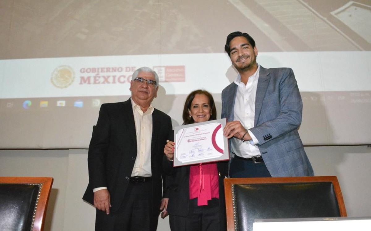 Carlos Peña recibe premio de Archivo General de la Nación. (Cortesía)