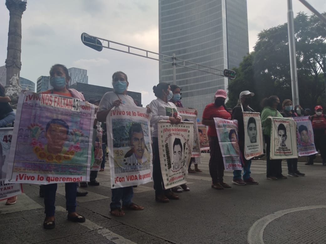 Los padres y familiares de los normalistas montaron fotos de los 43 alumnos desparecidos. (Sandra Rojas)