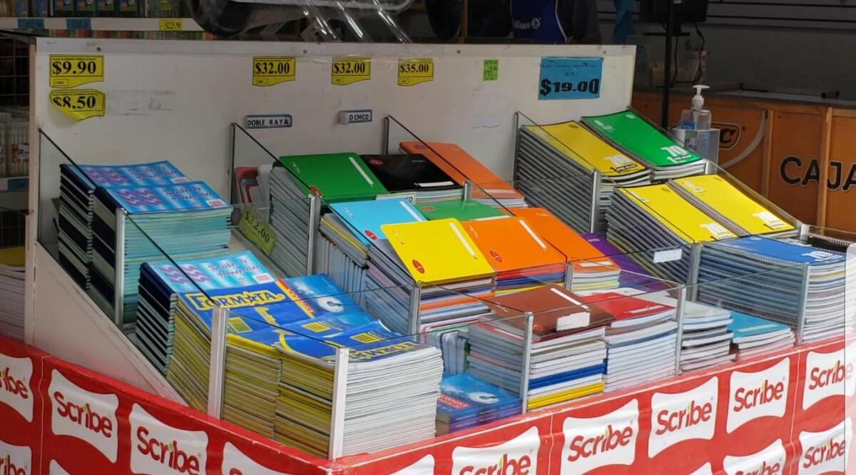 Papás acuden a comprar útiles escolares pese a incrementos en Guadalajara (Roberto Hurtado)