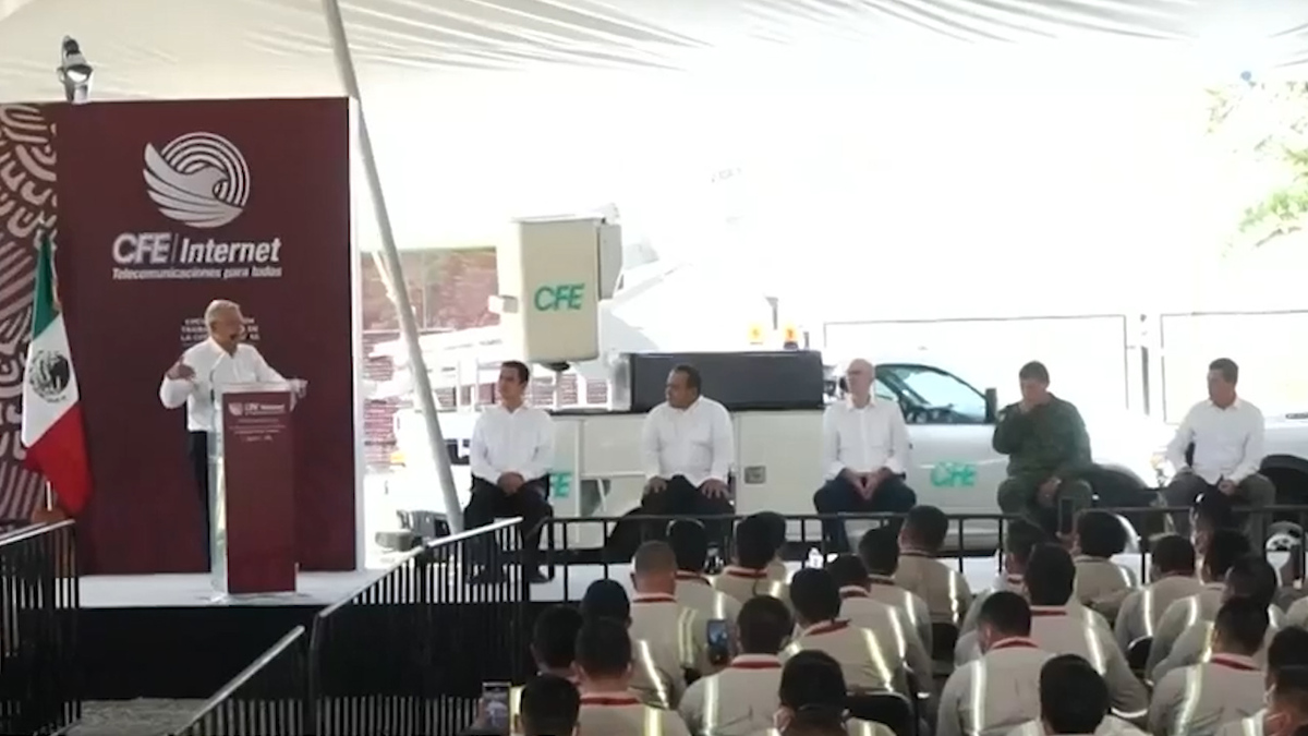 AMLO llama a trabajadores de la CFE a "hacer patria" y llevar internet a todo el país