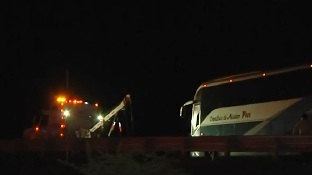 Civiles armados bloquean carretera y queman tractocamión en Zacatecas