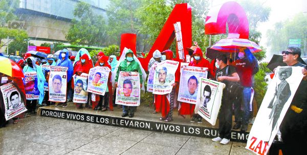 Familiares se movilizaron ayer por Paseo de la Reforma en CdMx y se manifestaron en el Antimonumento por los 43. Juan Carlos Bautista