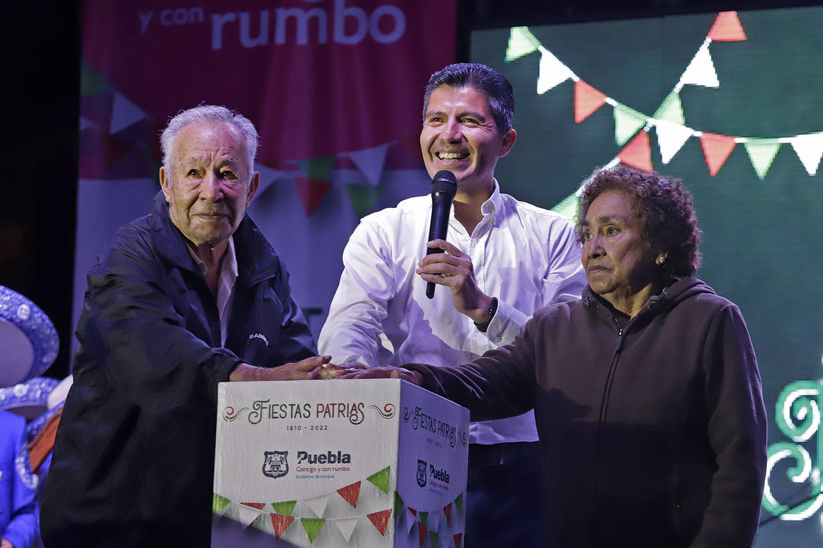 Edil inicia festejos patrios con encendido de luces en el Zócalo de Puebla | Agencia Enfoque