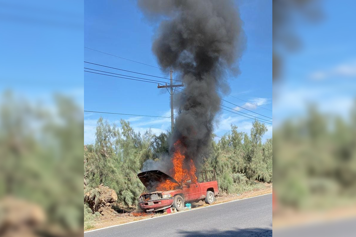 Se incendia camioneta a la orilla de la carretera de Coahuila. | Especial