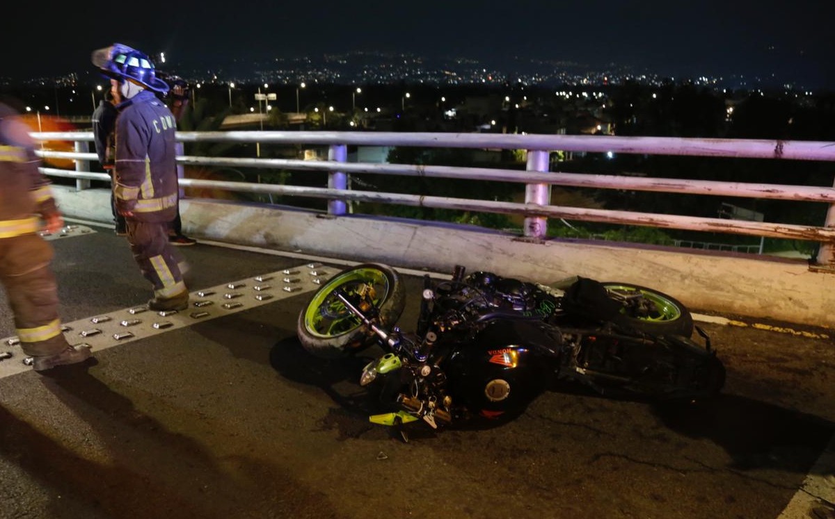 La motocicleta quedó tirada en el puente | Enrique Luna