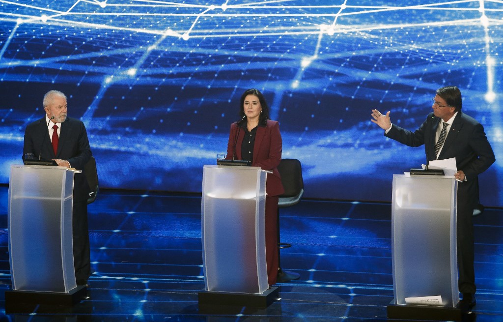 Lula y Bolsonaro se enfrentaron en el primer debate presidencial en Brasil. (AFP)