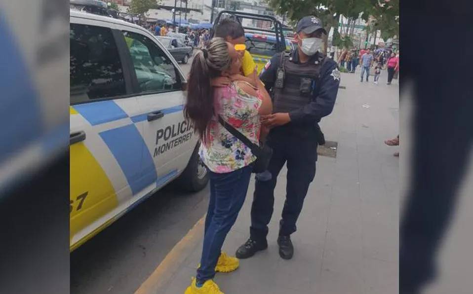 Madre encuentra a su hijo extraviado en Centro de Monterrey. Foto: Especial
