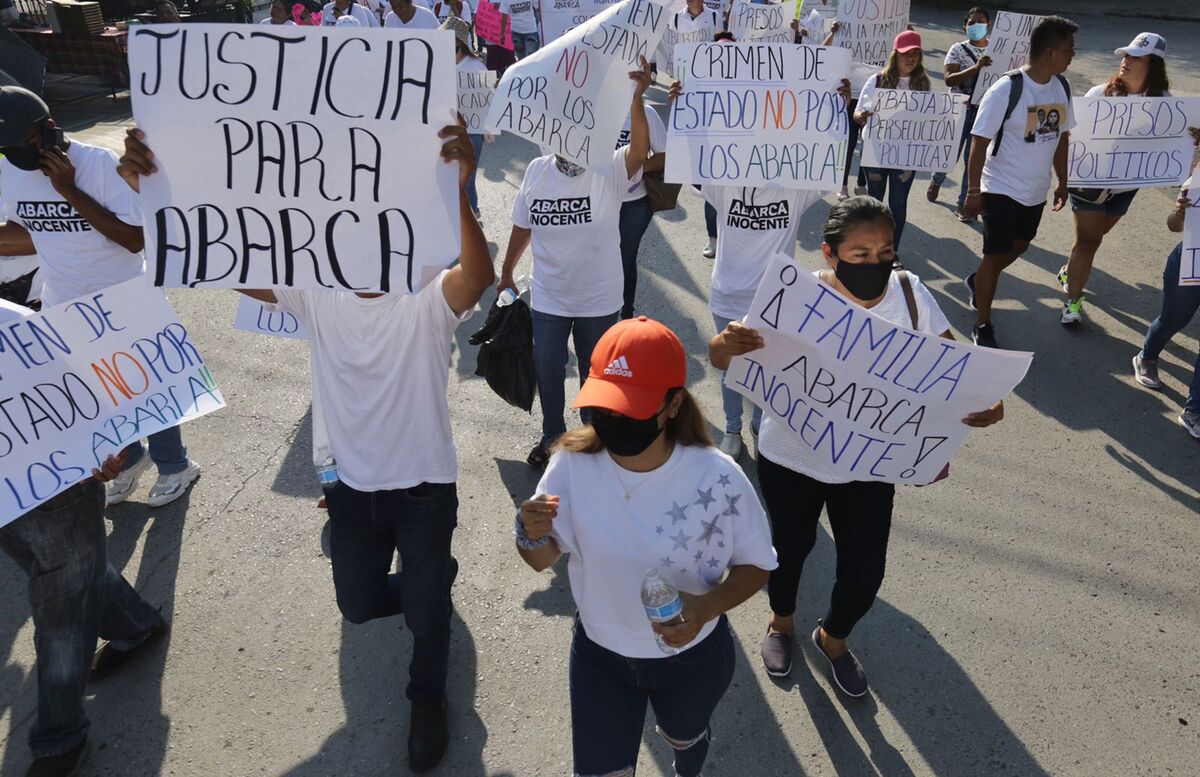 Los manifestantes exigieron la detención y castigo de los “responsables de la verdad histórica”. (Ariel Ojeda)