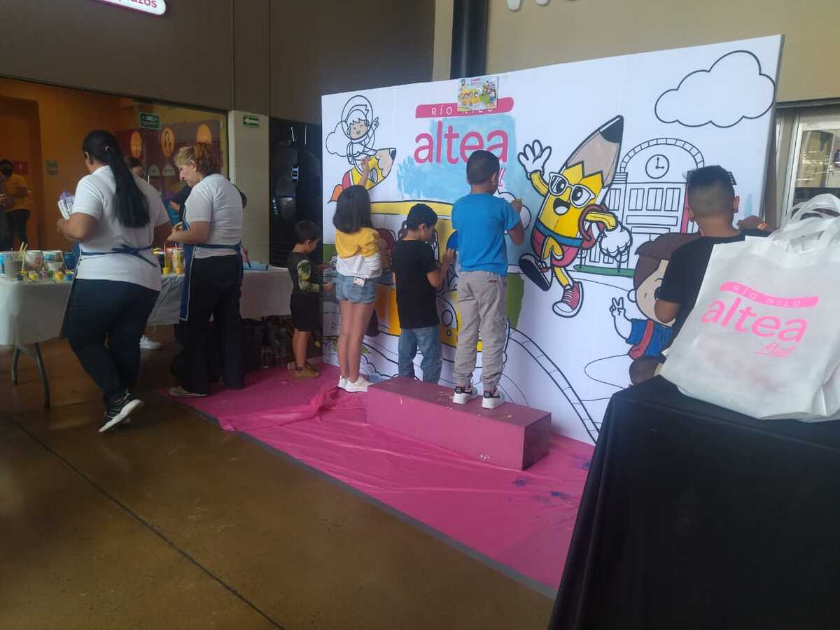 Los menores participaron pintando un mural con la temática de regreso a la escuela. (Rosario Álvarez)