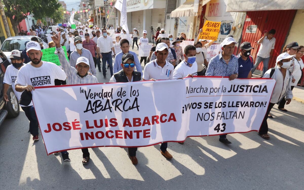 La movilización partió desde el Centro Joyero hasta la plaza Galerías del municipio guerrerense. (Ariel Ojeda)