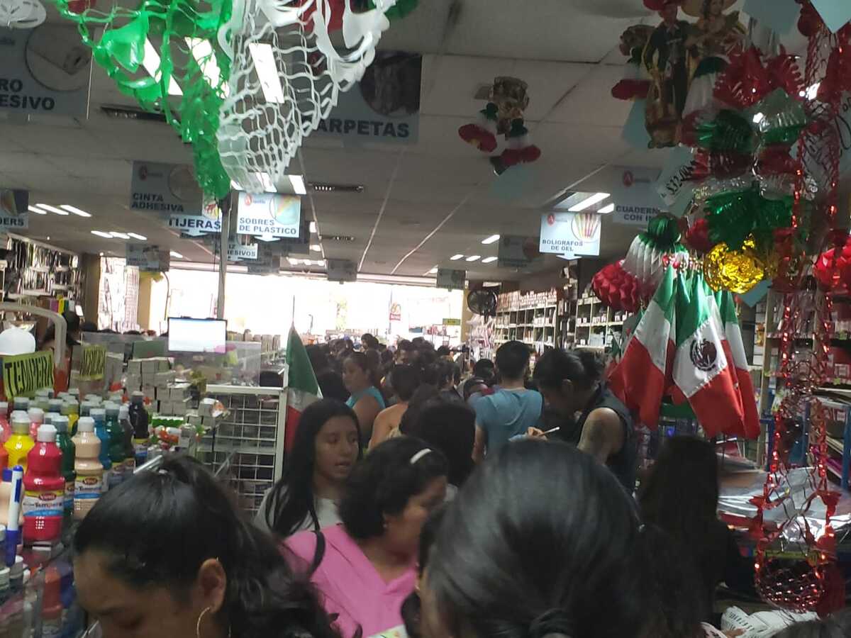Papás abaratan papelerías de Guadalajara a un día del regreso a clases (Diana Barajas)