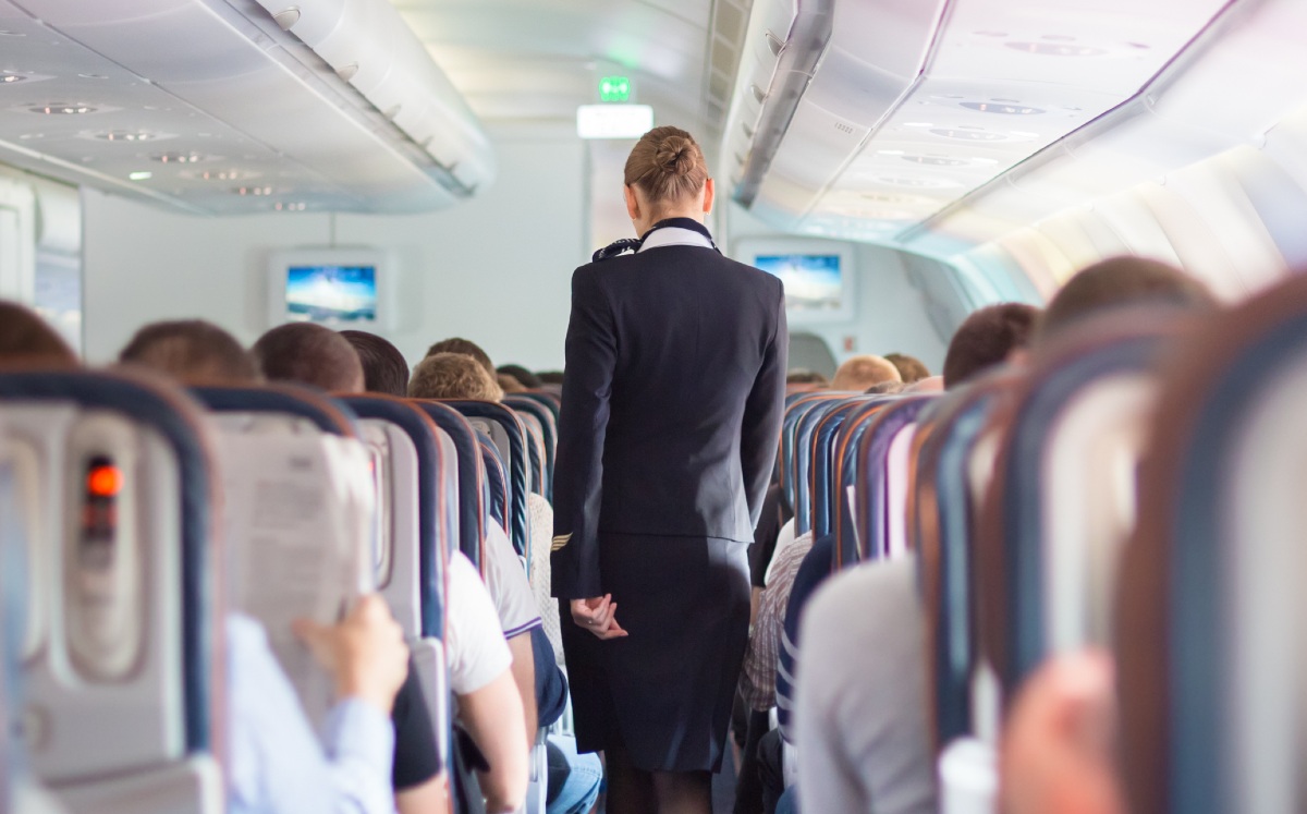Azafata en avión | Shutterstock