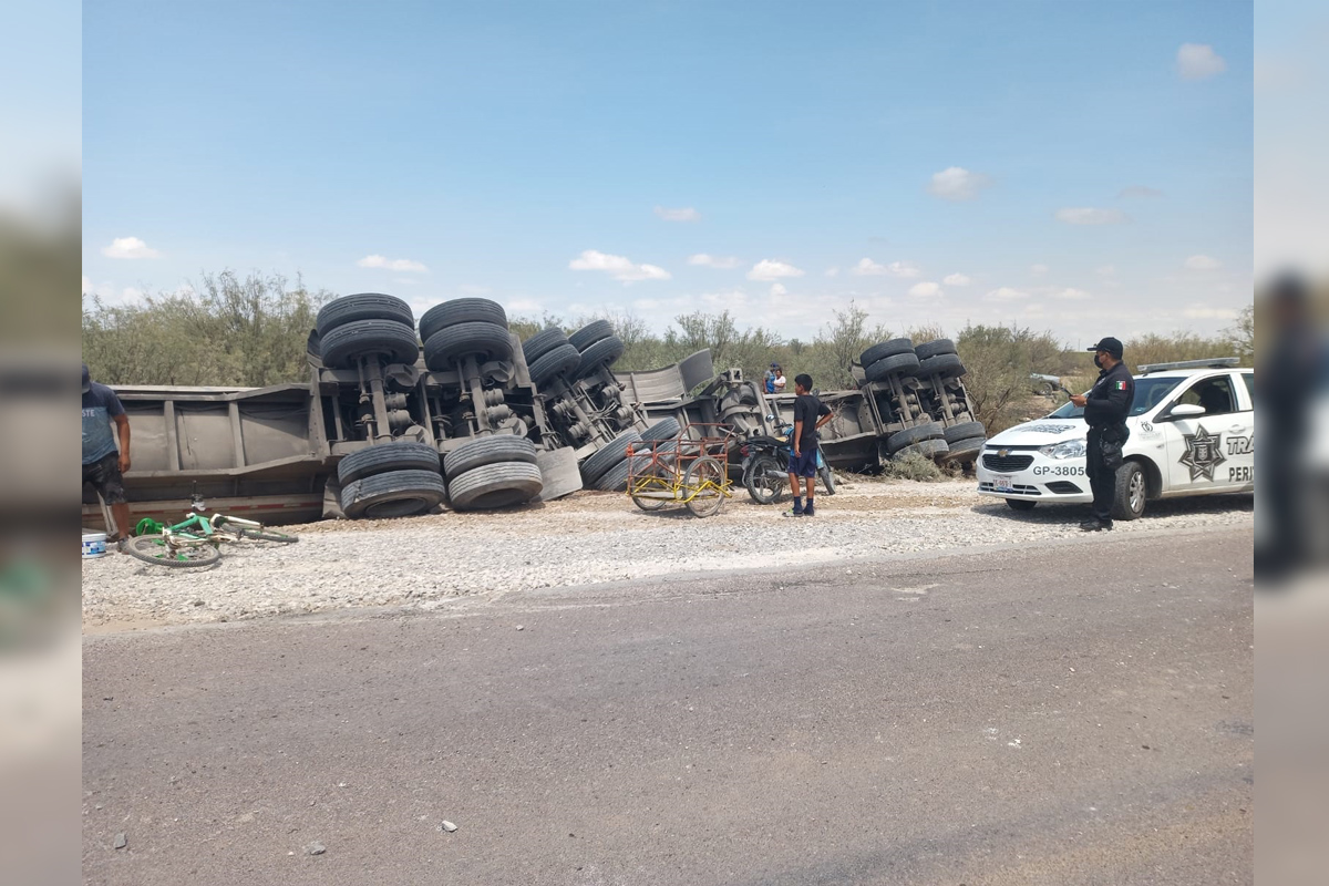 Conductor pierde el control y vuelca pipa con leche en Gómez Palacio. | Especial