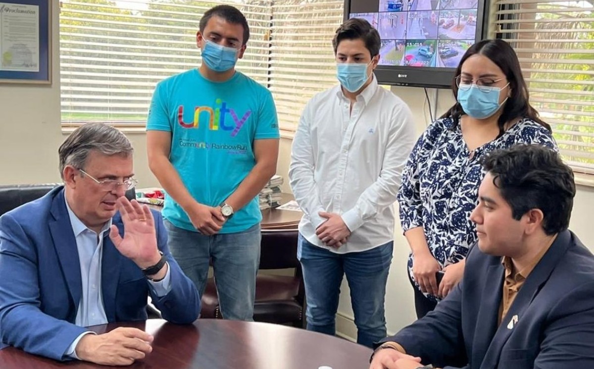 Ebrard también visitó la Ventanilla de Atención Integral a Pueblos Originarios e Indígenas de México. | Especial