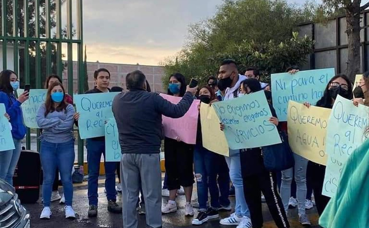 Estudiantes se manifiestan con carteles. | Especial