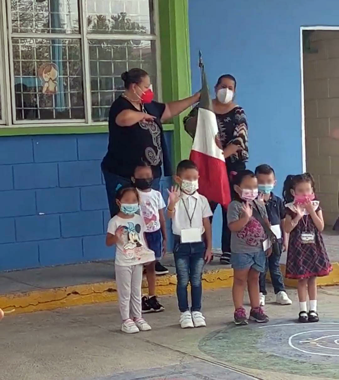 El gracioso momento se registró en el Jardín de Niños "Margarita Z de Garza", ubicado en el municipio de San Nicolás.