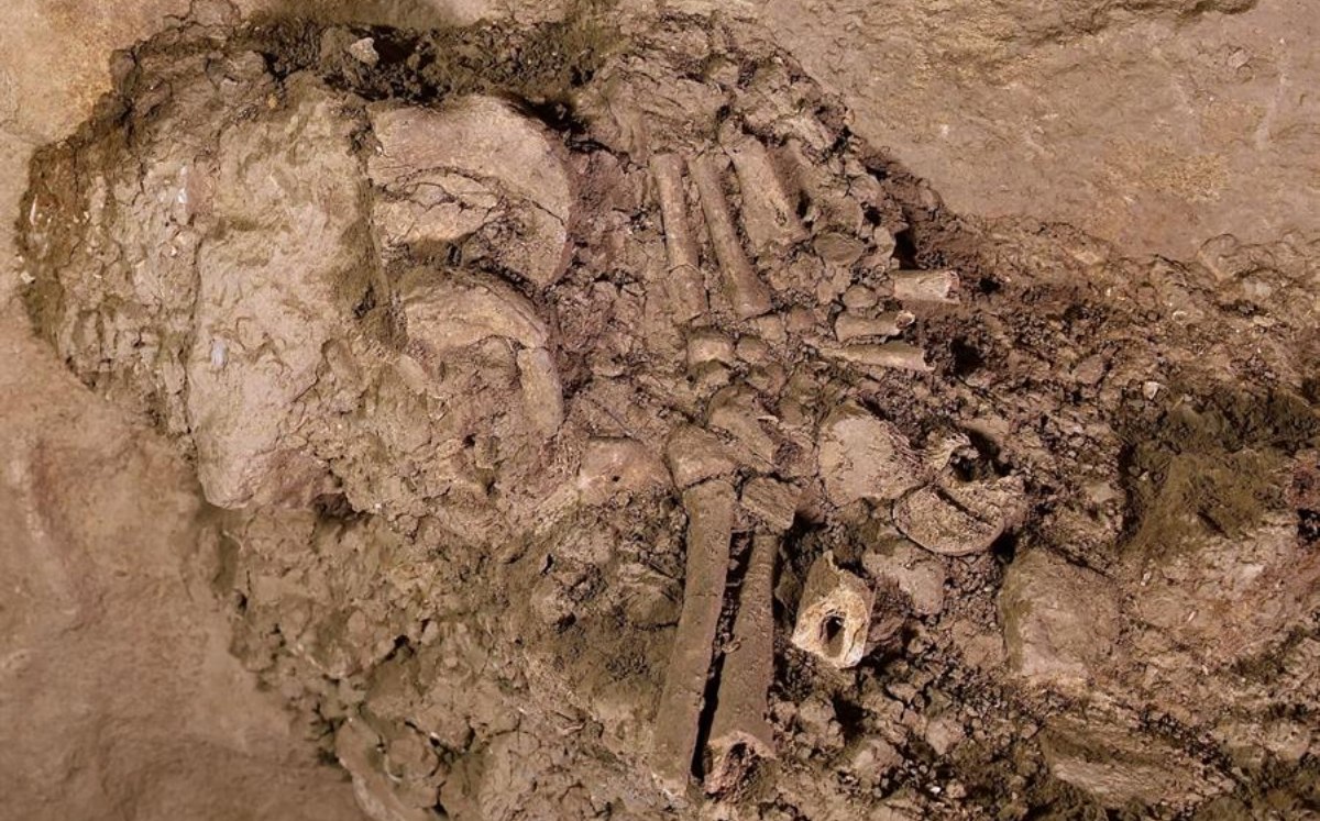Hallan restos humanos de una posible tumba de hace 10.000 años