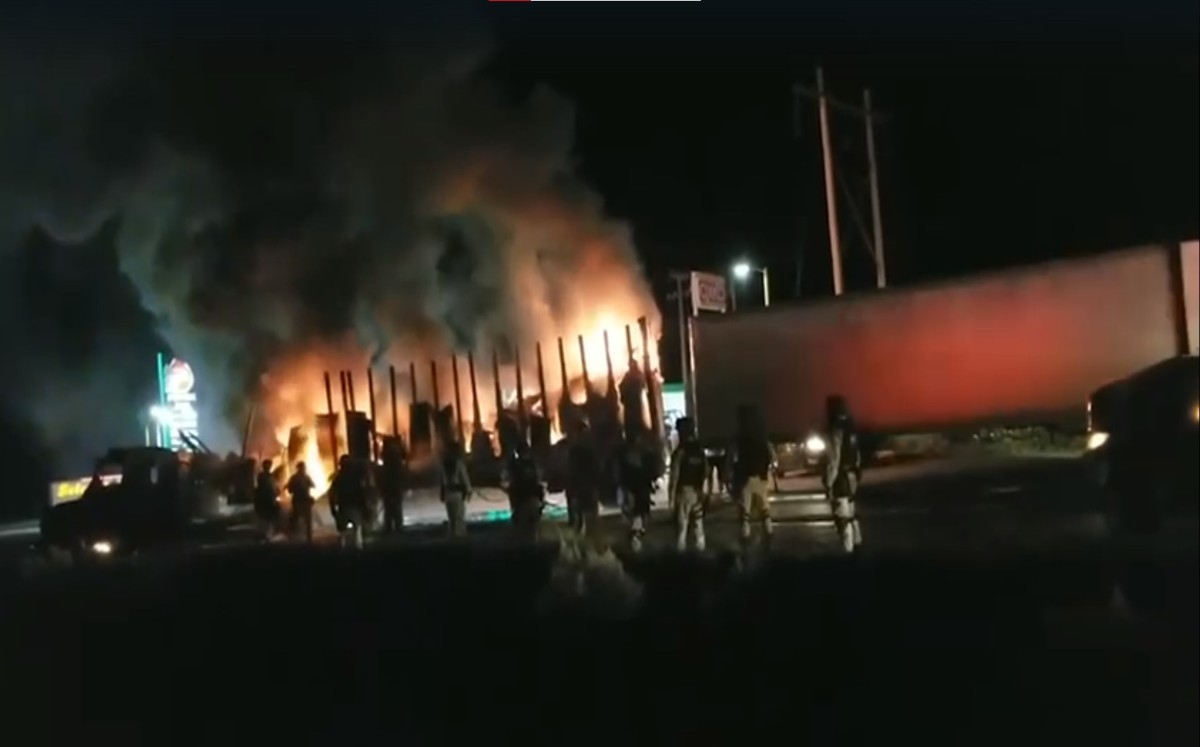 Hombres armados detuvieron la marcha de un tráiler y prendieron fuego a la cabina. | Omar Hernández