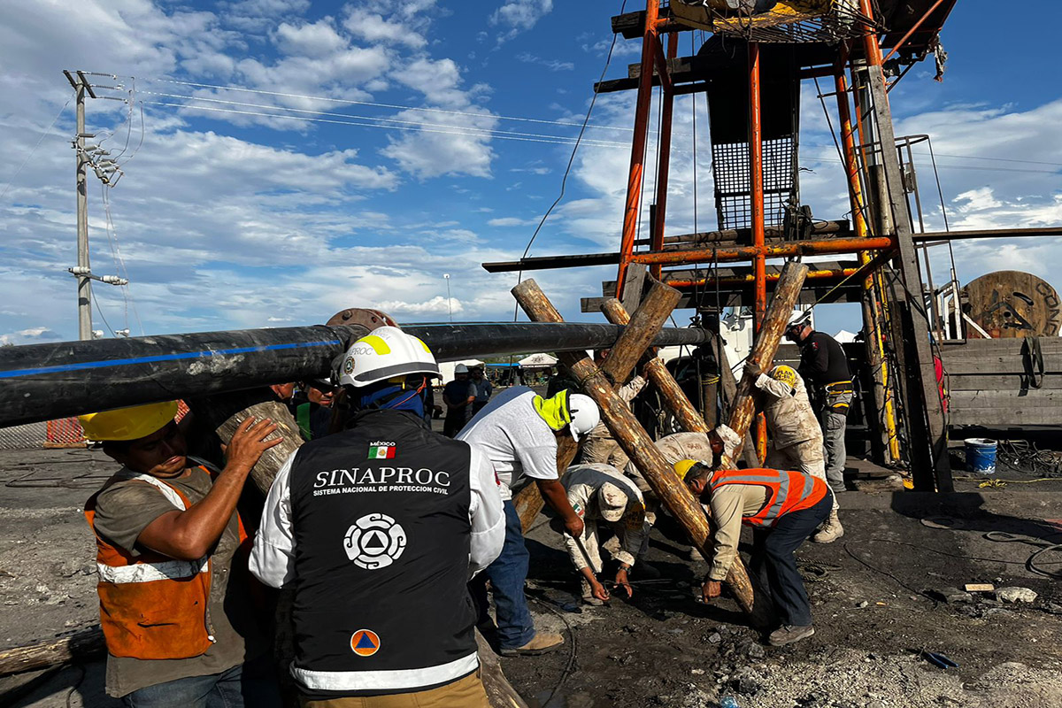 Tras acuerdo de indemnización, familiares de mineros atrapados levantan campamento. | Especial