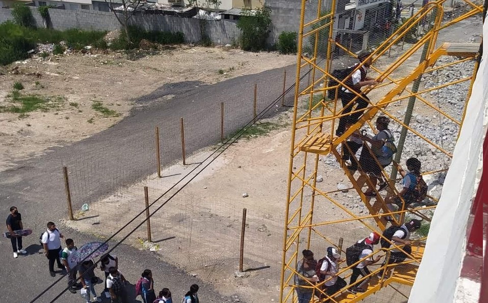 A través de peligroso andamio, regresan estudiantes a clases en Juárez, Nuevo León. Foto: Especial