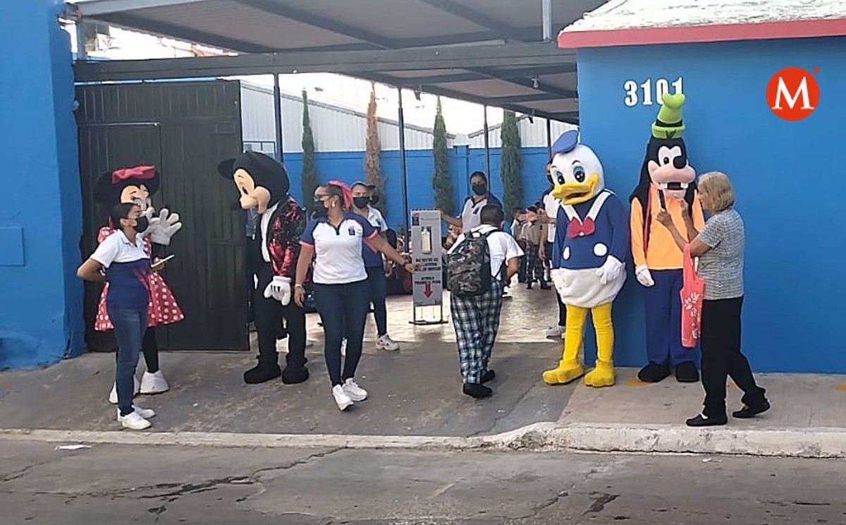 Personajes de Disney reciben a los alumnos en escuela de Ciudad Madero