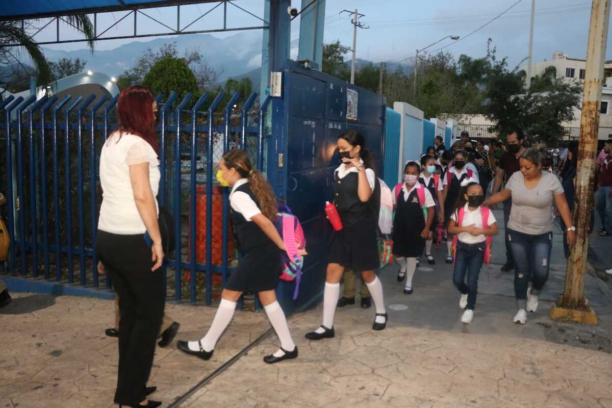 Bajo la supervisión del personal educativo, alumnos y alumnas iniciaron sus clases de forma ordenada. Foto: Raúl Palacios