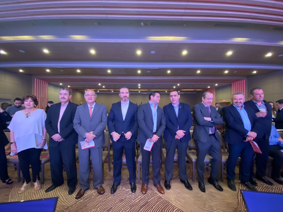 Clase política de NL acude a informe de priistas por Monterrey