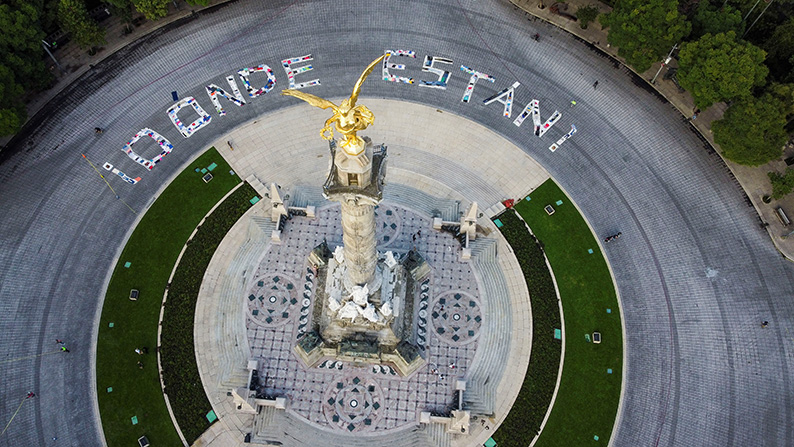 Colectivos, activistas y familiares de personas desaparecidas protestaron en en el Ángel de la Independencia. |Reuters